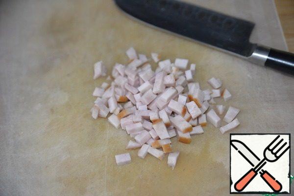 Since this is a layered salad, it is better to take a split form for serving or make a portion serving with the help of a cooking ring.
We take a dish (plate) for serving, put a cooking ring. Squeeze the onion and put it on the bottom. Next, finely dice the ham, I have chicken, and put on top of the onion.