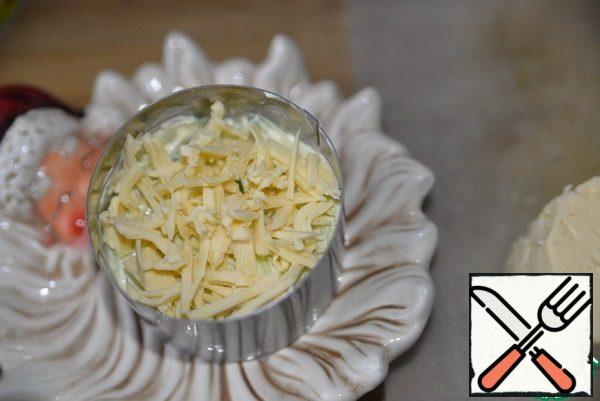 The next layer put the grated cheese.