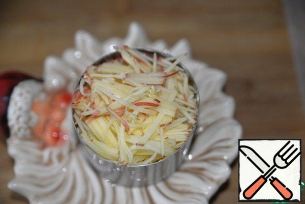 Next, grated apple, and again lubricate with mayonnaise.