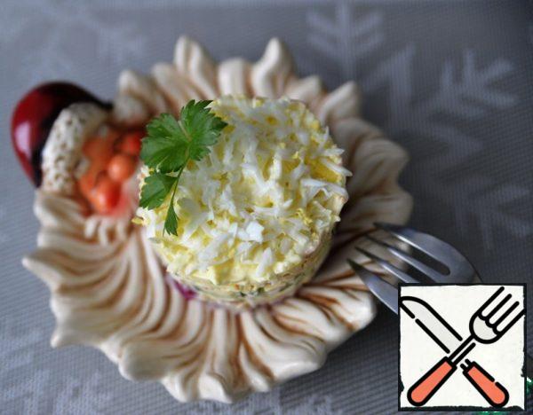 Carefully with the help of a pusher, we release the salad from the ring. Decorate with herbs, I have celery. serve the salad chilled.