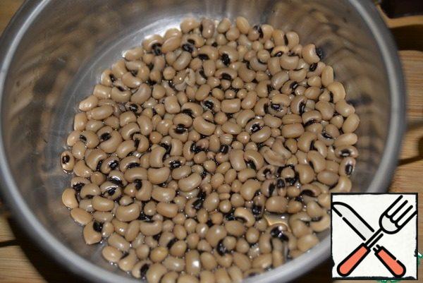 To prepare this salad, you can take ready-made canned beans. But since I have my own beans in excess, I cook from dry beans. Beans are pre-soaked and boiled until ready.