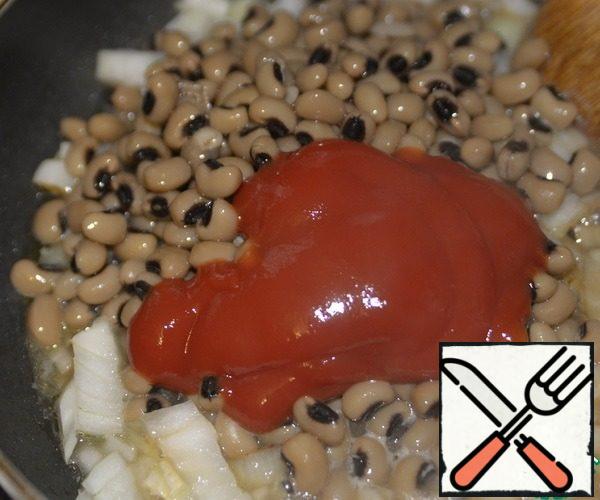 Add the beans and tomato ketchup to the onion, stir and simmer over medium heat for 15 minutes.
Let the beans in the tomato cool down.
If you have canned beans in tomatoes, just fry the onion and mix with the beans.