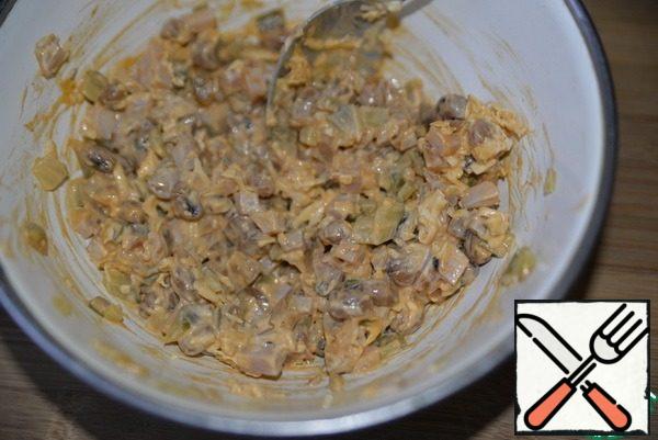 Add salt if necessary, season the salad with mayonnaise, mix.