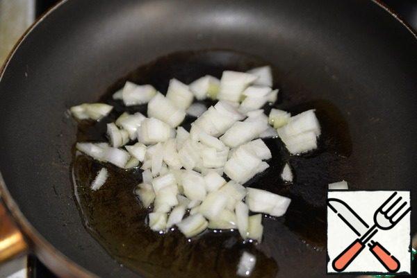 Onions cut into cubes and fry until transparent in vegetable oil.