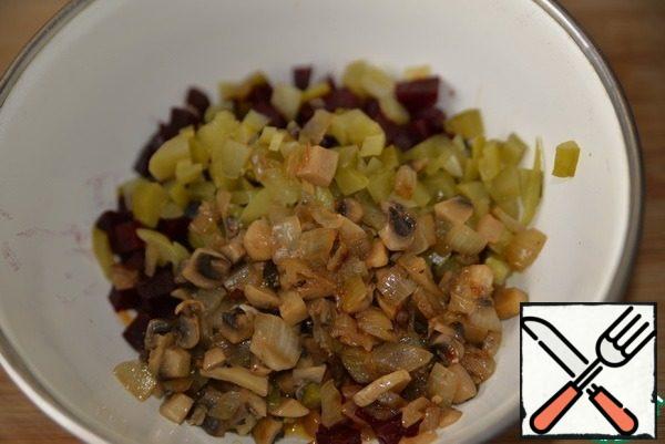 Let the mushrooms cool and put them in the salad. Stir.
If necessary, add oil, I did not add more. Serve the salad chilled and garnish with herbs.