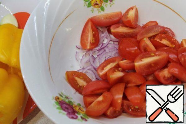 Cut the onion into thin rings and quarter the tomatoes.