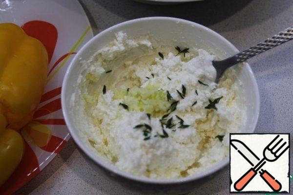 Add sour cream, fresh thyme leaves and garlic to the feta. Mix thoroughly.
