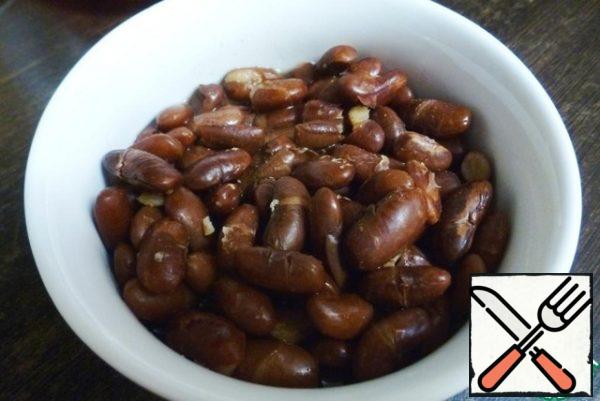 Cook the beans until tender. To do this, it is better to soak dry beans for 5-6 hours and cook in unsalted water.
It is not forbidden to take canned beans from the jar.