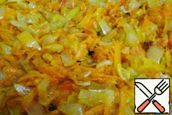 Finely chop the onion and carrots to grate on a coarse grater. Fry everything together until Golden brown. Cool.