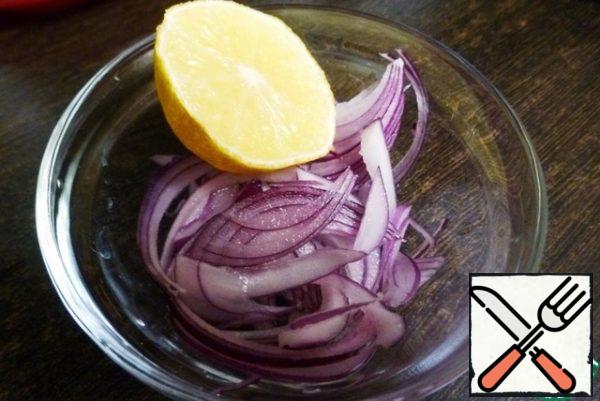 Cut the onion into thin half-rings and sprinkle with lemon juice. I have a sweet salatny onion, if you have a bitter onion, it is better to wash it with cold water.
