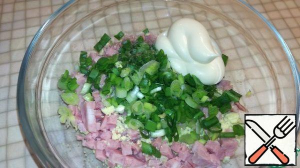 Finely chop the onion, pour it into a bowl. Add the mayonnaise. Grate the cheese on a coarse grater and send it to the mass. Add salt and pepper to taste.