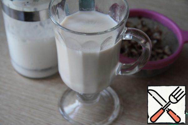 "Nutty" milk pour into a glass for serving, and left-to foam. The optimal temperature for foaming milk is 60-65 degrees! Pour whiskey and wine into a glass and mix.
Pour the milk with foam and sprinkle with ground cinnamon.
