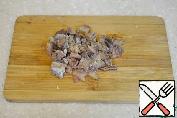 Finely chop the herring.