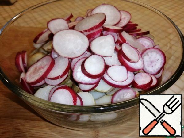 Radish also cut into circles and send to a bowl with potatoes.