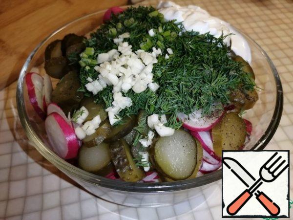 Add finely chopped dill and garlic. Add salt and pepper to taste.
Season with sour cream.
Done.