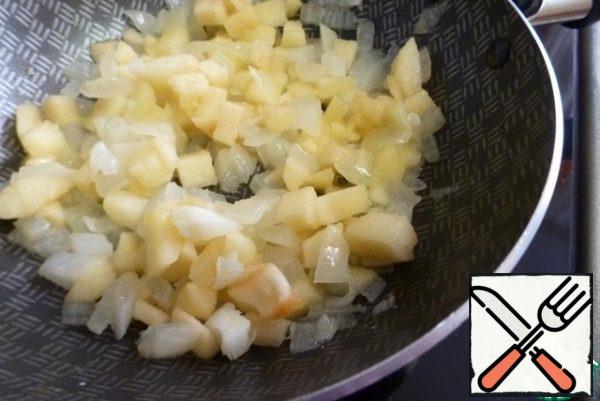 Peel the Apple and cut out the seeds. Cut into cubes and add to the onion. Simmer all together on low heat for another 5 minutes. Then cool down.