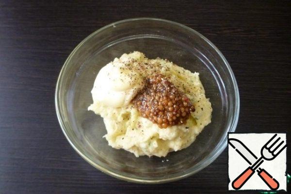 Punch the onion-Apple mixture with boiled egg yolks into the puree with a blender. Add mustard with grains, a little mayonnaise, finely chopped parsley, salt and pepper to taste. Mix well.