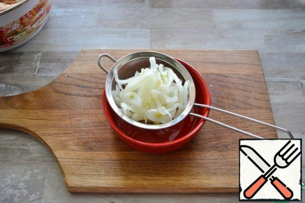 Cut the onion into strips, scald with boiling water and throw it on a sieve, let it cool.