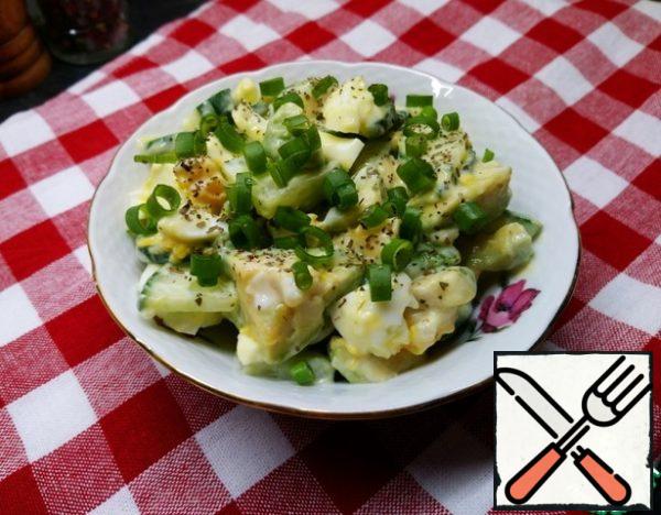 Cut the avocado into cubes and sprinkle with lemon so that it does not darken.
