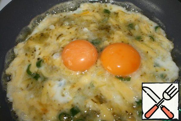 Then carefully spread the yolks, and fry until tender.