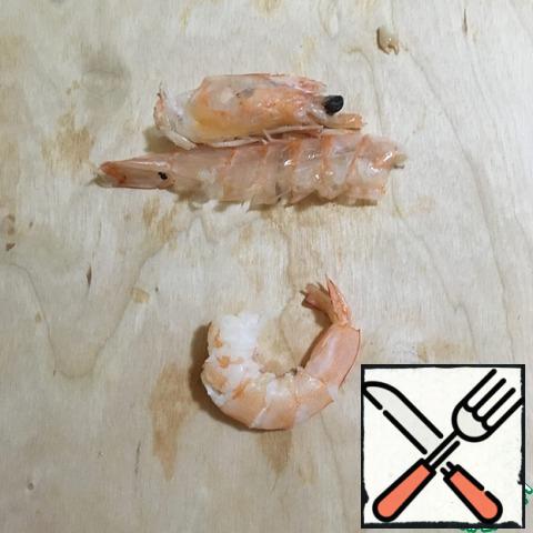 boiled shrimps are cleaned from the shell, remove the heads and tail.
