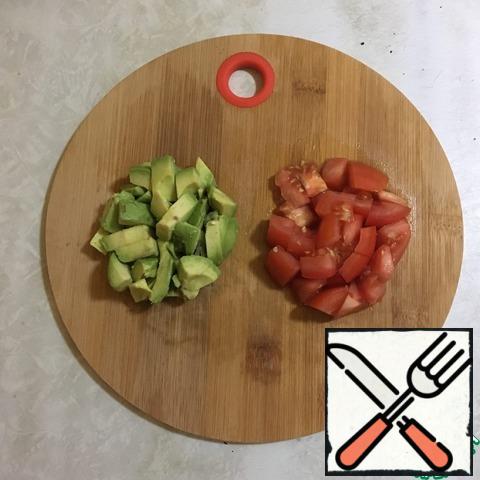 Cut the avocado and tomato into pieces so that they are about the same size.