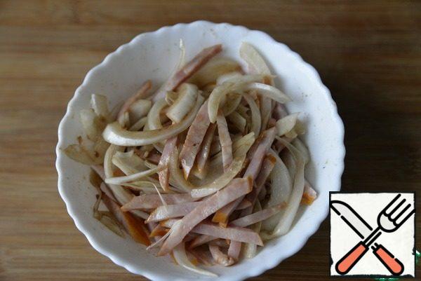 fill the sausage and onion with the dressing, mix, and send it to the refrigerator for at least 20 minutes to marinate.