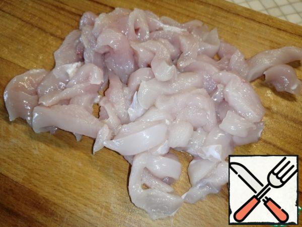 Cut the chicken fillet into small long pieces.