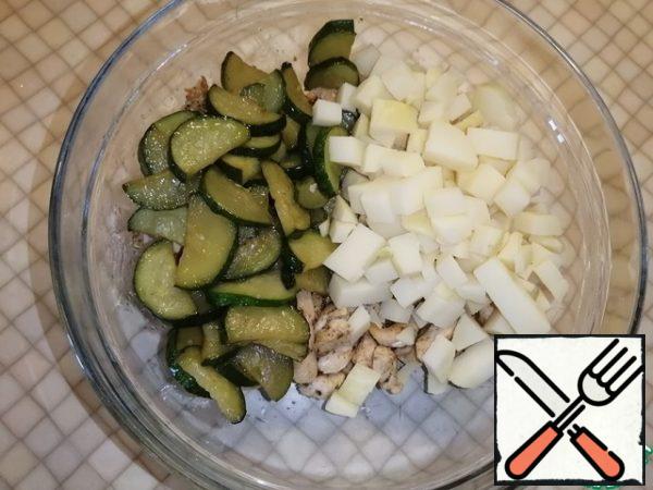 Cut the boiled potatoes into small cubes and put them in a bowl with the rest of the ingredients. Mix everything well. If you do not have enough vegetable oil, you can add a little more to the salad bowl.