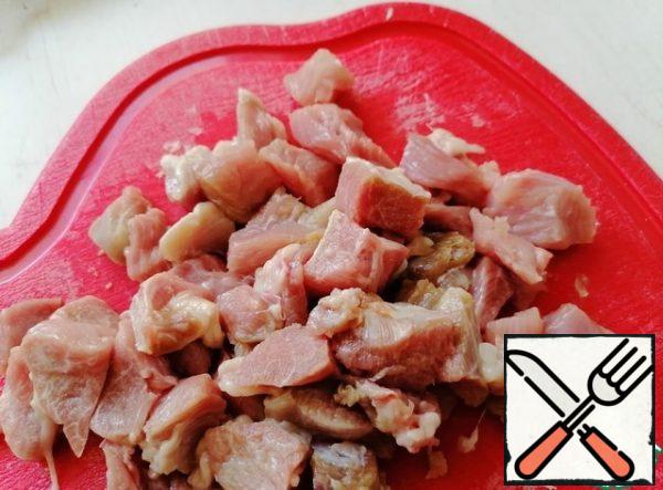 Cut the Turkey thigh fillet into cubes, about 1*1 cm.