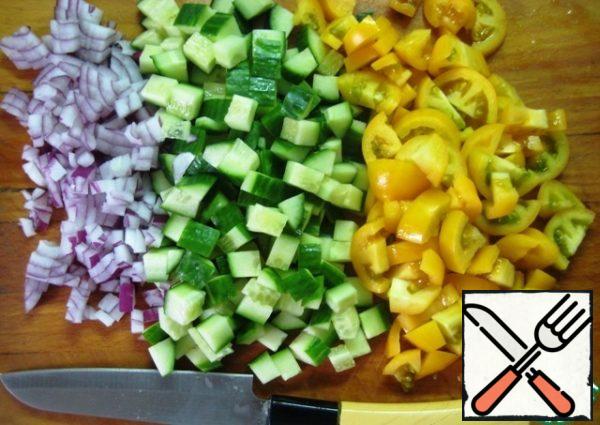 Finely chop the onion, cucumber and tomatoes into small pieces (it is better to use small tomatoes or cherry tomatoes, I have yellow tomatoes Cream), put in a convenient dish for mixing the salad.
