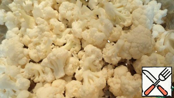 Separate the cauliflower into small inflorescences.