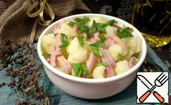 Put the cabbage in a salad bowl, sprinkle with ham, pepper and garnish with green onions. Ready,