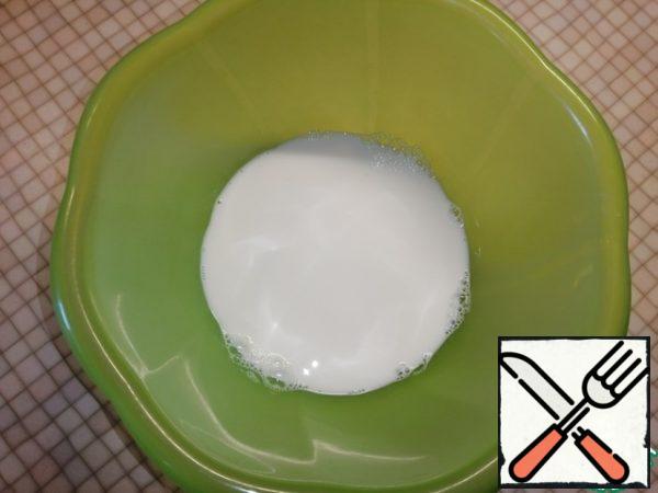 Pour warm milk into a deep bowl.