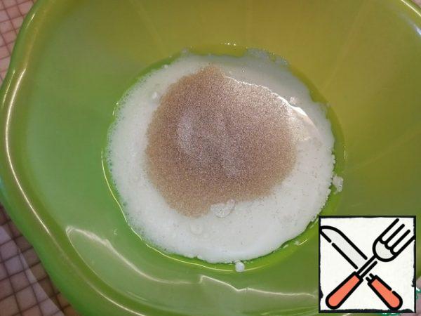 Pour in a glass of warm water. Add salt, sugar and yeast. Stir well.