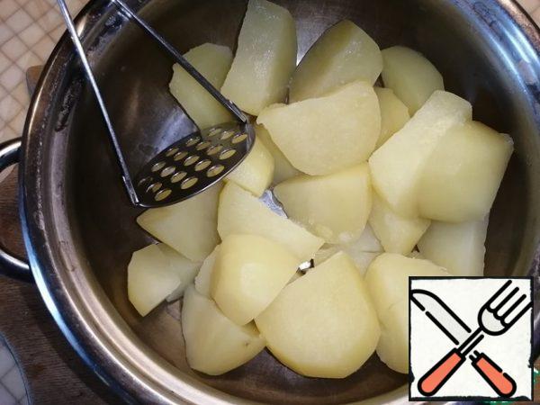 Cut the potatoes into large pieces and boil them.
