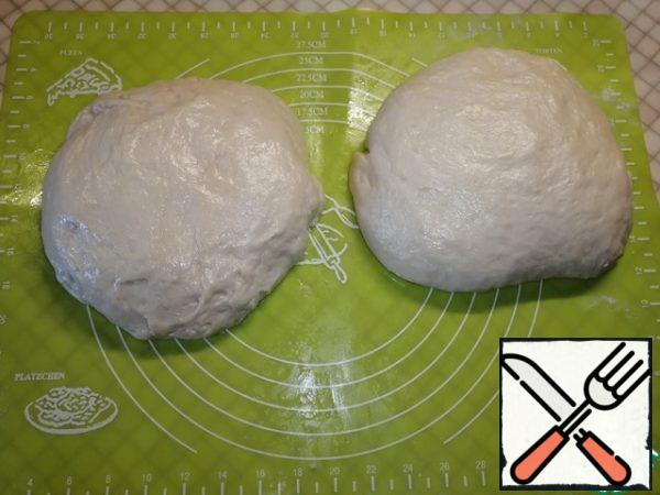 Knead the dough that comes up. Divide it into two parts.
