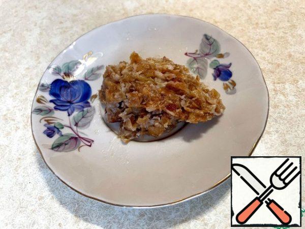 Chop the onion and fry in a pan. I missed this step, because my favorite pre-fried a lot of onions, and they are in the freezer and waiting in the wings. So I already have a ready-made bow.