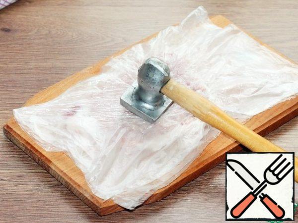 Put the meat plates alternately in a transparent bag and beat off with a hammer on both sides.