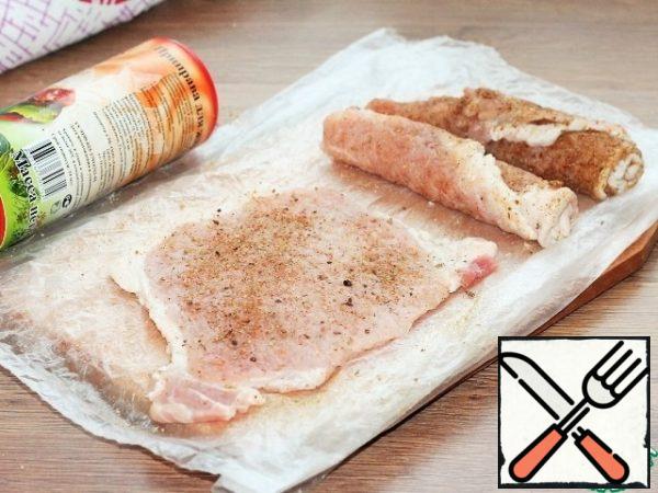 Sprinkle the pork chops with ground seasoning on both sides and roll into a roll, remove to the side. I have seasoning with salt and pepper.
