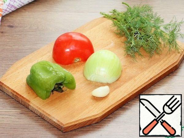 Prepare the vegetables for the filling; peel the garlic (1 tooth) and onion (0.5 PCs) from the tomato, remove the pulp, and pepper seeds.