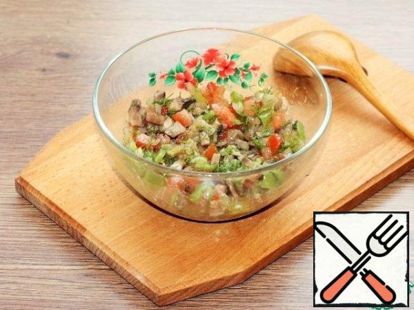 For the filling, mix the prepared vegetables (pressed garlic, pepper and tomato) with dill (1/2 part) and mushrooms with onions (3 tbsp), salt and pepper.