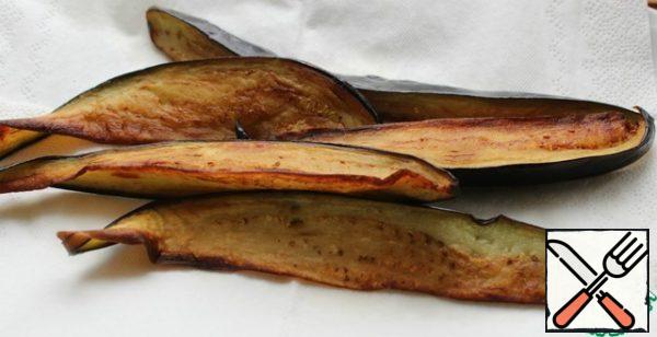 Pour half a finger thick oil into a preheated frying pan and fry the eggplants in portions over high heat on all sides.
Put on a napkin.