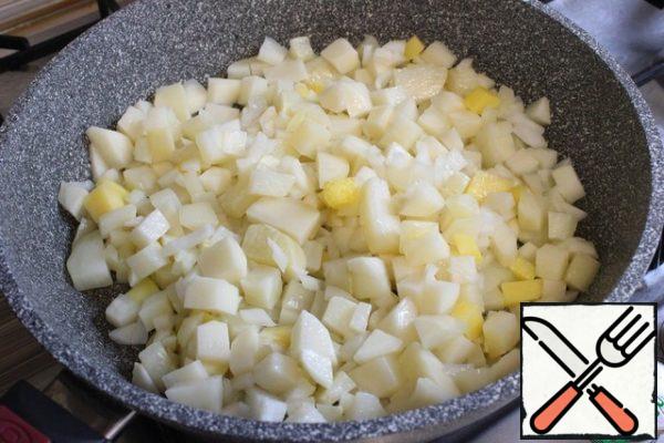 I peel potatoes, wash them, and cut them into small cubes. I chop onions.
Pour 2 tablespoons of sunflower oil into a preheated frying pan. I throw potato cubes and onions. A little salt. Fry until half cooked for 10 minutes over medium heat. Stir frequently to avoid forming a crust.
