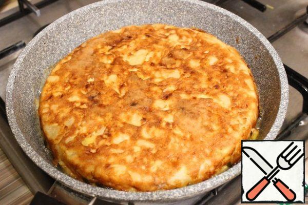 I fry the pie on a slightly lower-than-average heat. Fry on each side for 20 minutes. It is convenient to turn it over using an auxiliary plate. When turning, pour another 1 tbsp of sunflower oil into the pan.