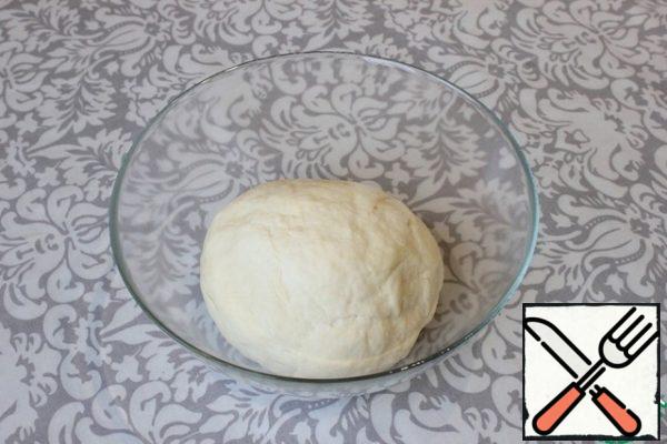 I knead the dough. It should be soft and elastic. Knead it for about 10 minutes.
I put it in a clean dish, tighten it with cling film and put it in a warm place for an hour.
During this time, the dough will increase in size by 2-3 times.