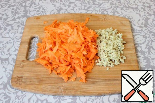 While the dough "fits" I make the filling.
Carrots are cleaned, rinsed in water and grated on a coarse grater.
I clean the ginger and grind it in a blender.
