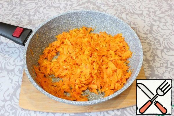 Pour 3 tablespoons of sunflower oil into a preheated frying pan. Put the carrots and fry for 2-3 minutes. Then add the ginger and fry for another 1-2 minutes. Cool.