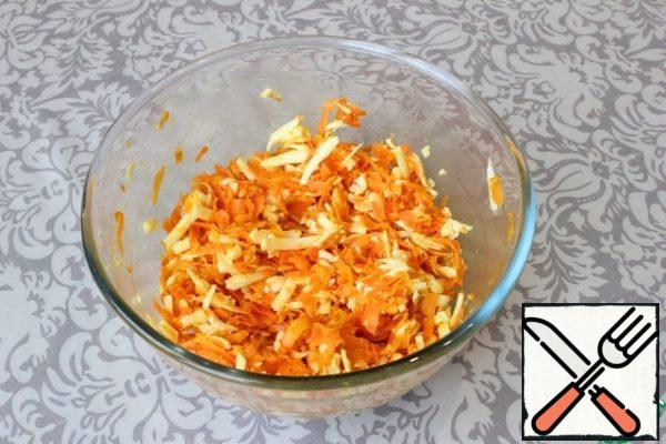 In a bowl, mix the roasted carrots with ginger and melted cheese. Salt to taste. Stir. The filling is ready.