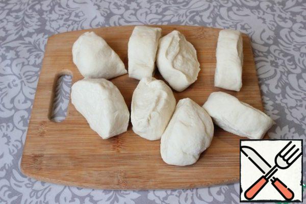 I knead the dough that comes up, divide it into 8 equal parts.